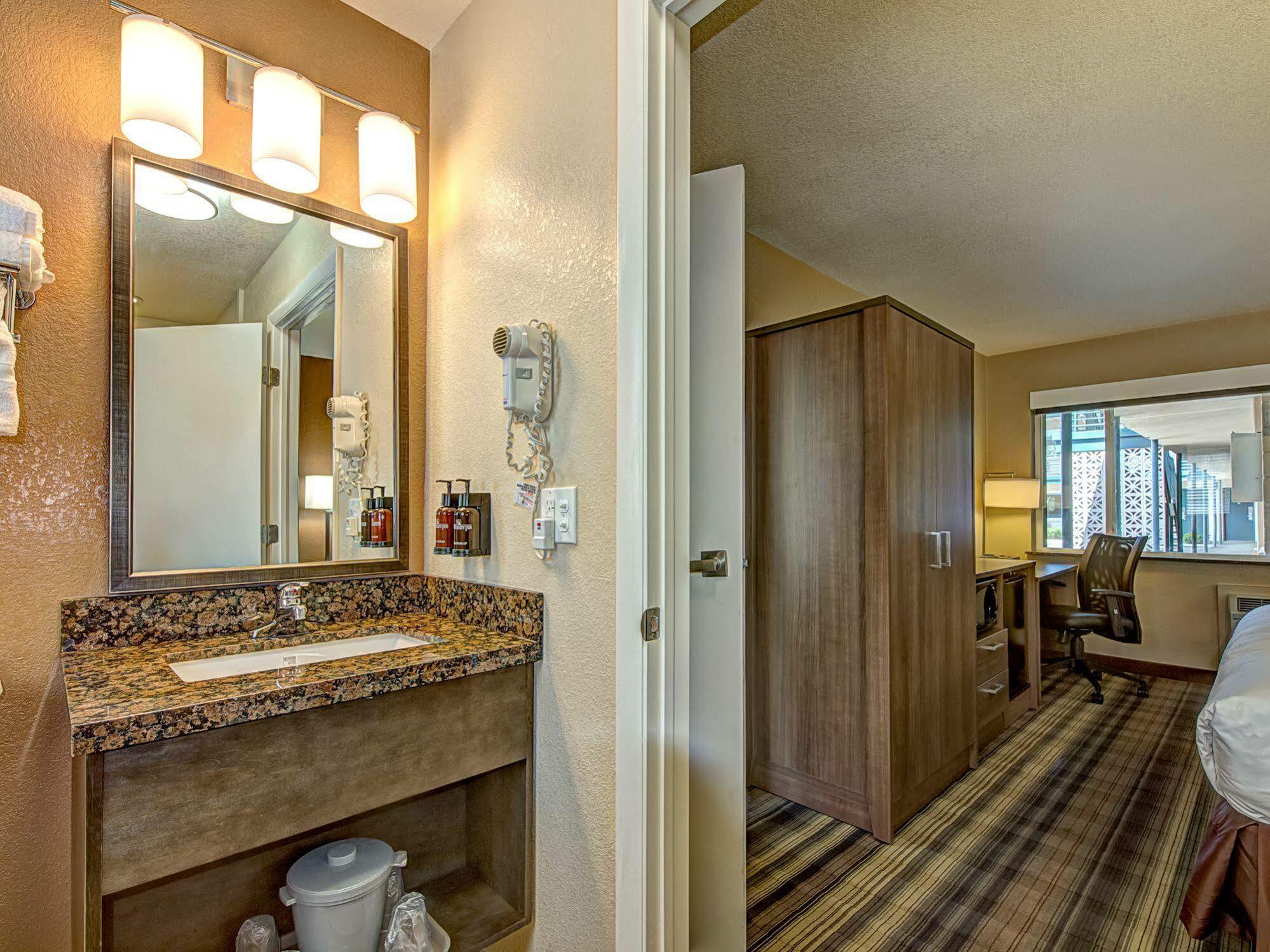 Boulder University Inn Екстериор снимка