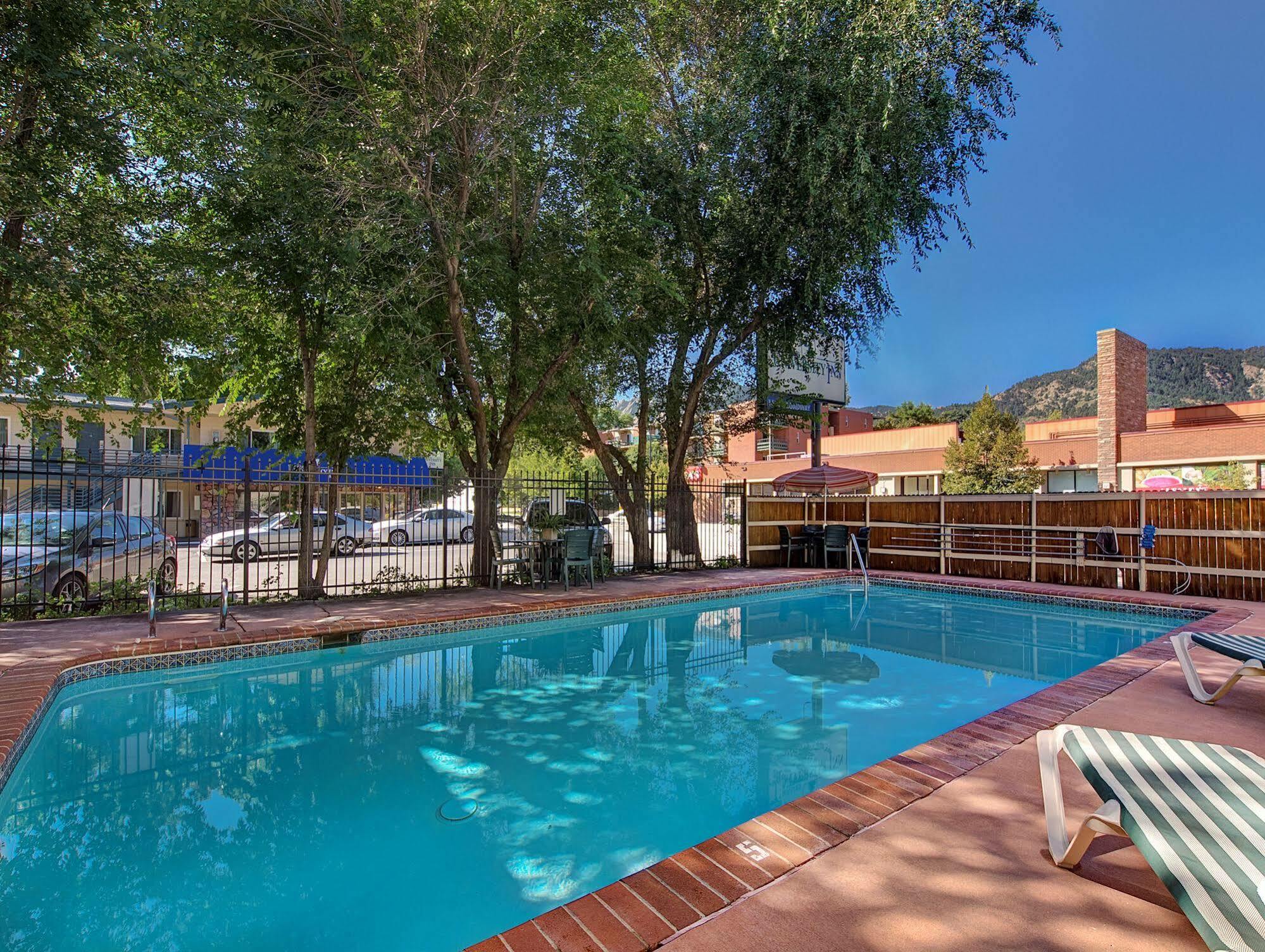 Boulder University Inn Екстериор снимка